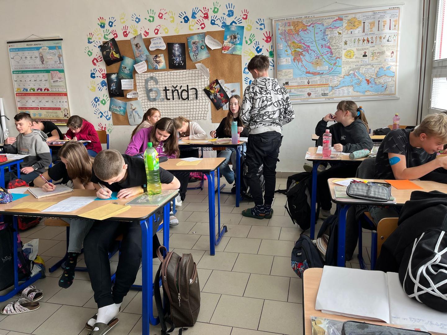 Žáci čtou dopisy