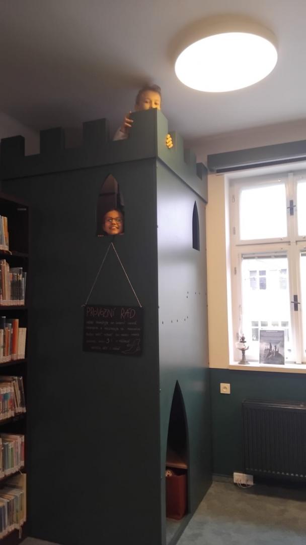 Páťáci v knihovně 